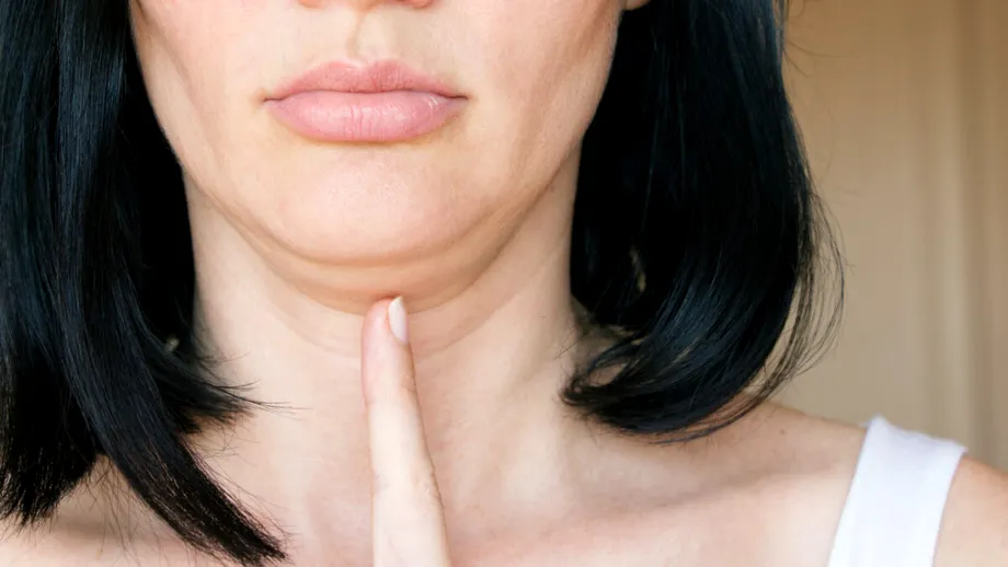 Exercițiul care te scapă de gușă în doar cinci secunde. Ai nevoie de o minge de tenis