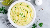 Ingredientul la care nu te-ai fi gândit să-l pui în piureul de cartofi pentru cea mai cremoasă textură