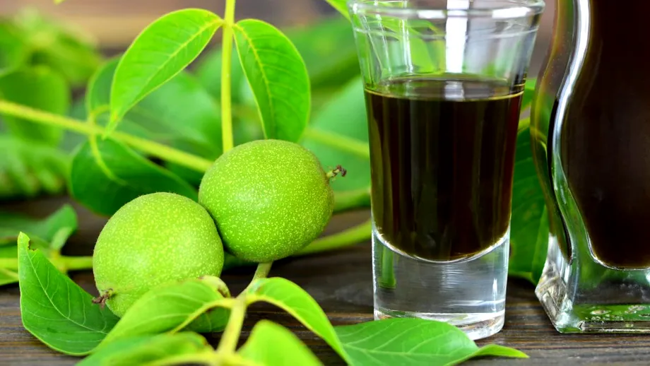 Băutura alcoolică naturală care tratează mai multe boli. Se prepară dintr-un fruct care crește și în România