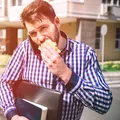 Programul de muncă prelungit și riscul de obezitate: cum ne afectează sănătatea orele petrecute în plus la birou