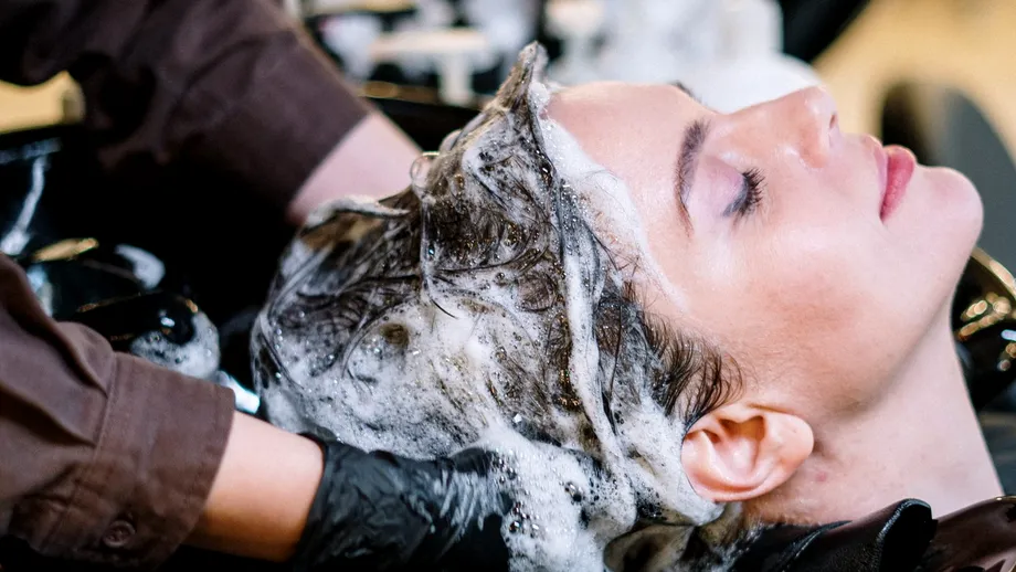 Masajul scalpului: ajută sau nu la creșterea părului?