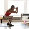 5 exerciții fizice pe care le poți face acasă fără echipament