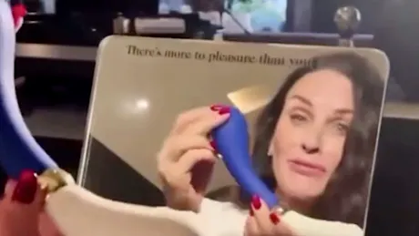 Courteney Cox, filmată în timp ce folosea vibratorul...COMPLET GREȘIT