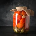 Zeama de la murături este tulbure? Nu te grăbi să arunci borcanul. Ce înseamnă, de fapt, și când trebuie să te îngrijorezi