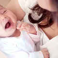 De ce plânge bebelușul? Cele mai frecvente 8 motive pe care orice părinte ar trebui să le cunoască