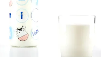 Ai renunțat la lapte? Specialiștii spun că acest obicei „sănătos” te-ar putea costa mai mult decât crezi
