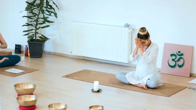 Interviu Valentina Suvorov, profesor de yoga, despre maternitate: „Femeia experimentează moartea, doliul și renașterea”. Ce reprezintă nașterea din punct de vedere spiritual și cum ne ajută practicile yoga în depresia postnatală