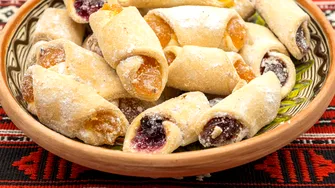 Cum faci cornulețe fragede cu apă minerală. Desertul perfect pentru Postul Paștelui