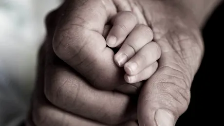 Primul bebeluş născut în urma unui transplant de uter, de la un donator decedat