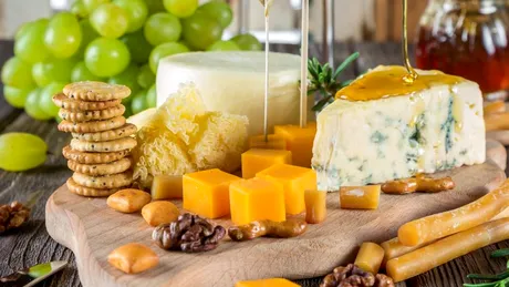 Brânza și vinul reduc apariția declinului cognitiv