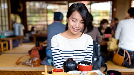 Regula japoneză care te ajută să mănânci mai puțin fără dietă: secretul ‘hara hachi bu’