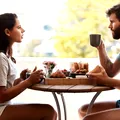 Vă certați mereu pentru „Ce mâncăm?”. Motivul surprinzător pentru care unele cupluri nu mai iau masa împreună