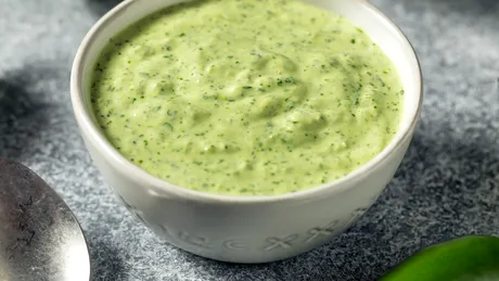 Rețetă de sos de usturoi verde. Se prepară rapid și e super-aromat
