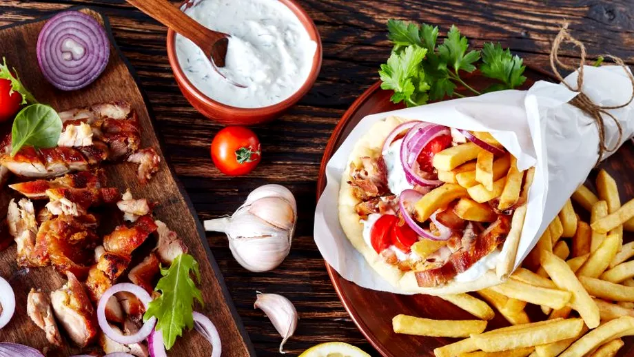 Rețetă de gyros de pui autentic grecesc. Cum se marinează carnea, cum faci sosul tzatziki și pita