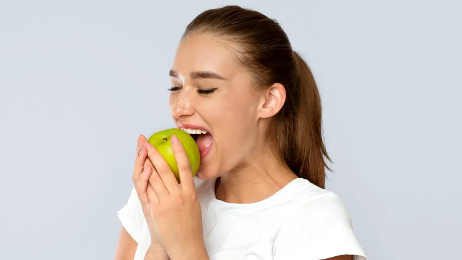 Un măr pe zi ține doctorul la distanță? Ce spun nutriționiștii despre consumul corect al merelor