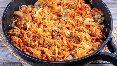 Rețeta de varză călită! Un ingredient banal care o face extrem de gustoasă