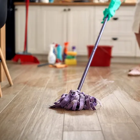 De ce să pui sare în apa cu care speli podeaua. Secretul pe care orice trebuie să-l afle