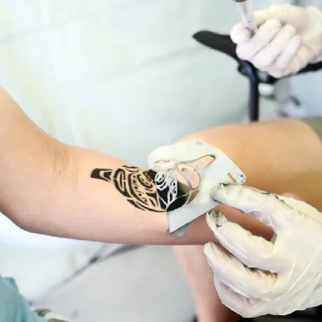 Tatuajele ar putea „proteja” de melanom?