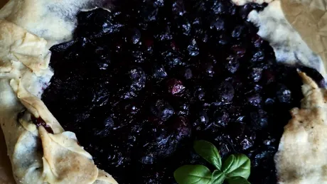 Ți-e poftă de ceva dulce? Fă tartă cu afine – cea mai simplă rețetă fără drojdie