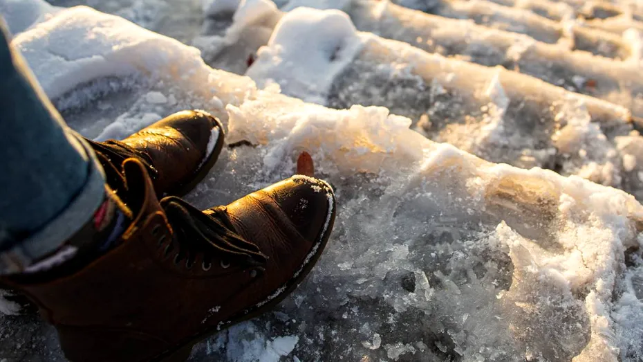 Cum cureți corect petele de sare și apă de pe încălțăminte iarna