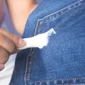 Gumă de mestecat lipită de haine? Încearcă această metodă simplă