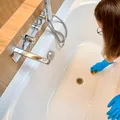 Trucul simplu care te ajută să cureți cada de petele încăpățânate. Ai nevoie de doar două ingrediente ieftine