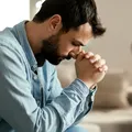 10 semne că încă nu ai trecut peste fostul iubit, chiar dacă încerci să pari bine