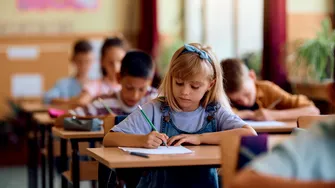 Cum îți ajuți copilul să se adapteze la o școală nouă. Sfaturi utile pentru părinți