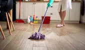 De ce să pui sare în apa cu care speli podeaua. Secretul pe care orice trebuie să-l afle