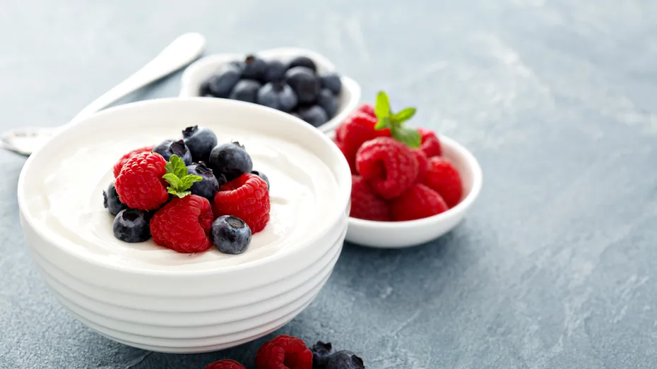 3 motive pentru a introduce iaurtul grecesc în dietă