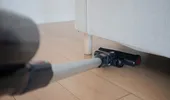 Cum să cureți eficient spațiul de sub canapea fără să o muți din loc