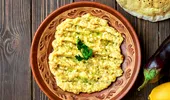 Ingredientul-surpriză care transformă salata de vinete. Are mai puține calorii decât maioneza