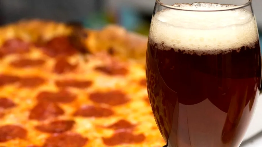 Ai poftă de pizza sau paste după ce bei alcool? Ce mesaj vrea să îți transmită corpul tău, de fapt
