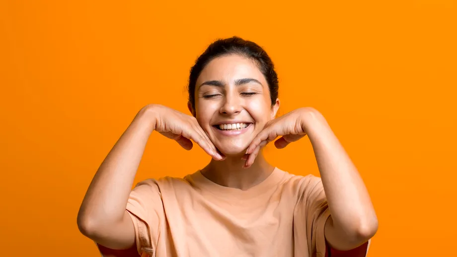 Încearcă noul trend Face Yoga – reduce semnele îmbătrânirii și te ajută să arăți mai tânăr