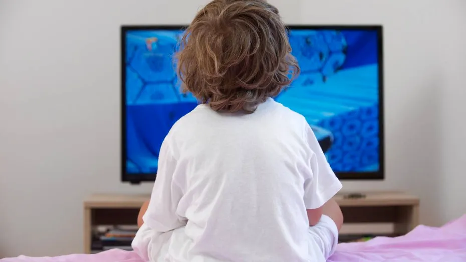 În timp ce românii se ceartă pe politică în social media și la TV, copiii absorb tot haosul