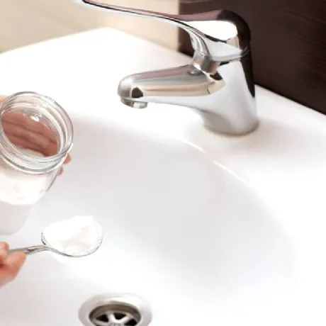 Bicarbonatul de sodiu pentru exfoliere: ce se întâmplă când îl aplici pe față?
