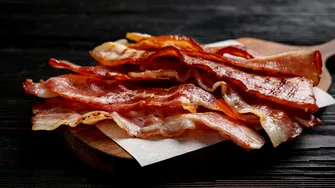 Cum să faci bacon crispy fără să-l mai pui în tigaie. Ai nevoie doar de un ingredient