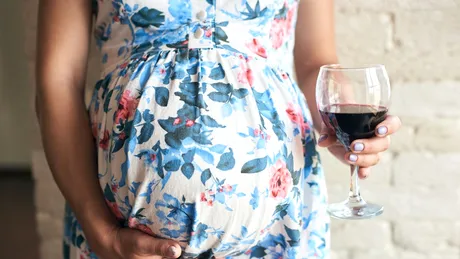 Ce riști dacă bei alcool în timpul sarcinii. 10 pericole din sarcină despre care e bine să știi