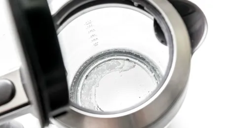 Cum să cureți ușor fierbătorul de apă de depunerile de calcar