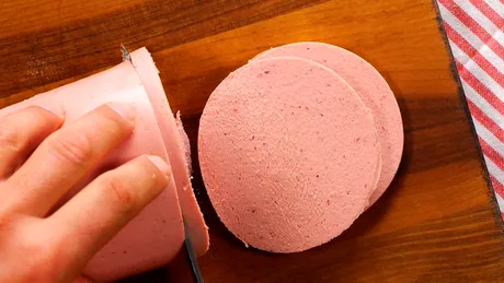 Cea mai simplă rețetă de parizer de casă. Fără chimicale, doar cu ingrediente naturale