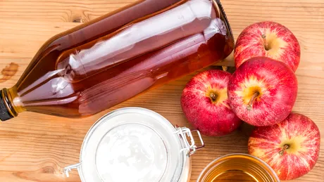 Bicarbonatul de sodiu şi oţetul de mere: împreună sau separat? Beneficii şi riscuri
