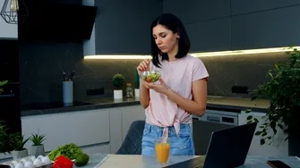 Contează cum mănânci, nu doar ce mănânci: rolul posturii la masă