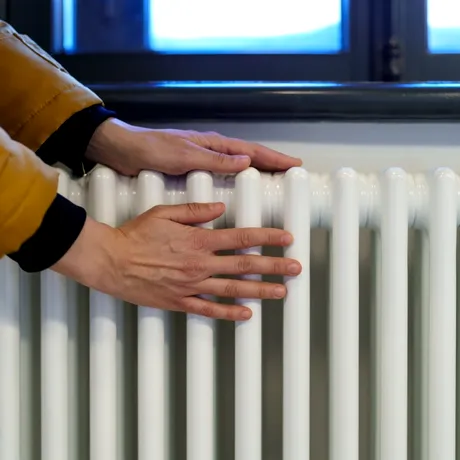 De ce unele calorifere se încălzesc doar pe jumătate? Așa rezolvi problema fără să apelezi la un instalator