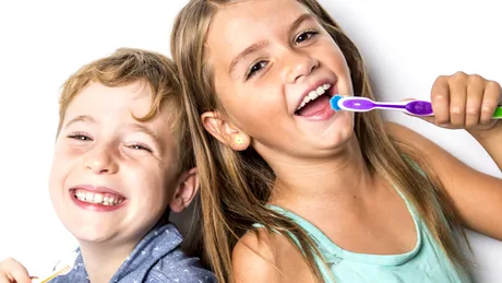 Folosești periuța de dinți a altor persoane? Iată ce boli riști