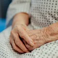 Româncă de 86 de ani, forțată să aștepte 25 de ore pe holul unui spital din Londra, după un posibil infarct