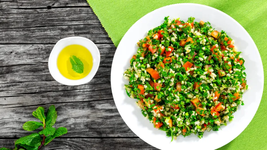 Salata de pătrunjel cu bulgur ține de foame și e plină de vitamine. Cum se prepară și ce beneficii are