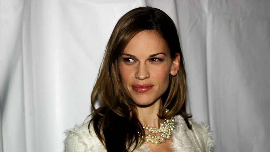 Hilary Swank este însărcinată cu gemeni la 48 de ani. Medicii spun că ar putea avea o sarcină sănătoasă, în anumite condiții