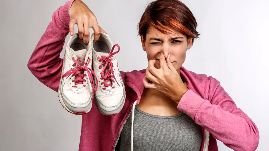Scapă de mirosul neplăcut din pantofi cu un truc simplu din 2 ingrediente