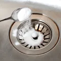 Ce se întâmplă în interiorul țevilor când torni bicarbonat și oțet în scurgere. Nu aplica soluția dacă ai folosit deja acest produs. Combinația poate deveni periculoasă
