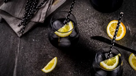 Limonada neagră, cea mai căutată băutură a verii. Cum se prepară și ce beneficii are